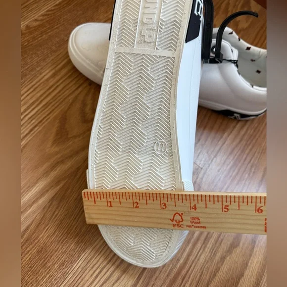 Disney Groundup Women’s Size 11 Minnie Mouse sneakers shoes New polka dot laces - Picture 9 of 9